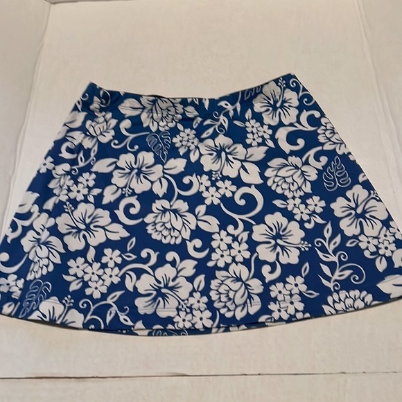 Blue & white flora hibiscus mini skirt by Tail in the early 00’s. - Picture 3 of 5